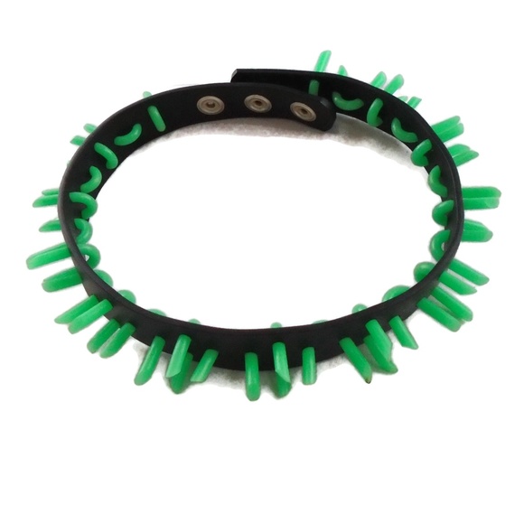 Glow in The Dark Spiked Choker NEW Black Green - Picture 1 of 8